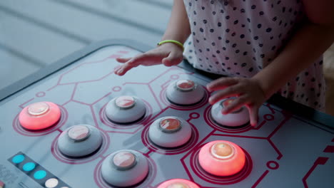 chica jugando a un juego en la máquina de frijoles traviesa arcade