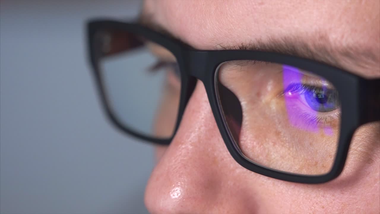 primer plano de una persona que lleva gafas