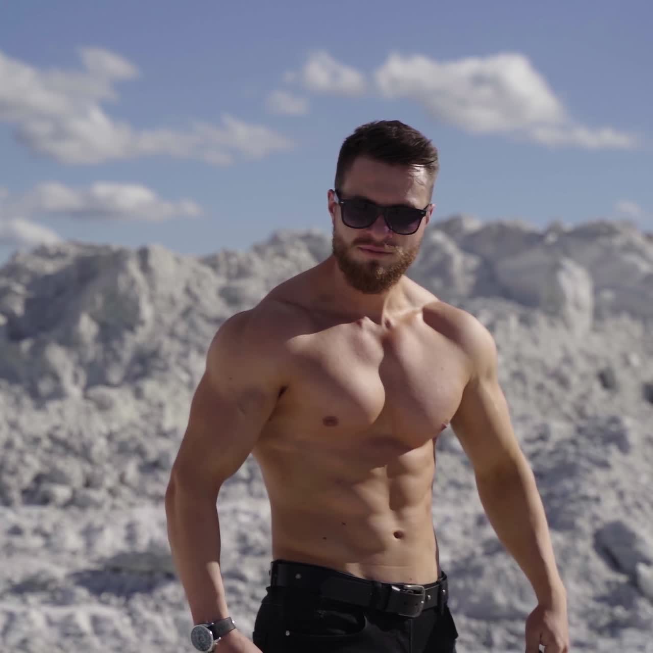 hombre musculoso posando al aire libre