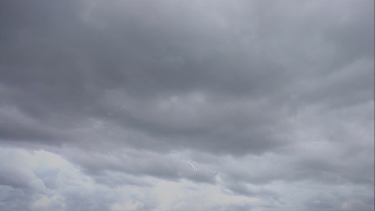 Nubes de tormenta y relámpagos en el cielo