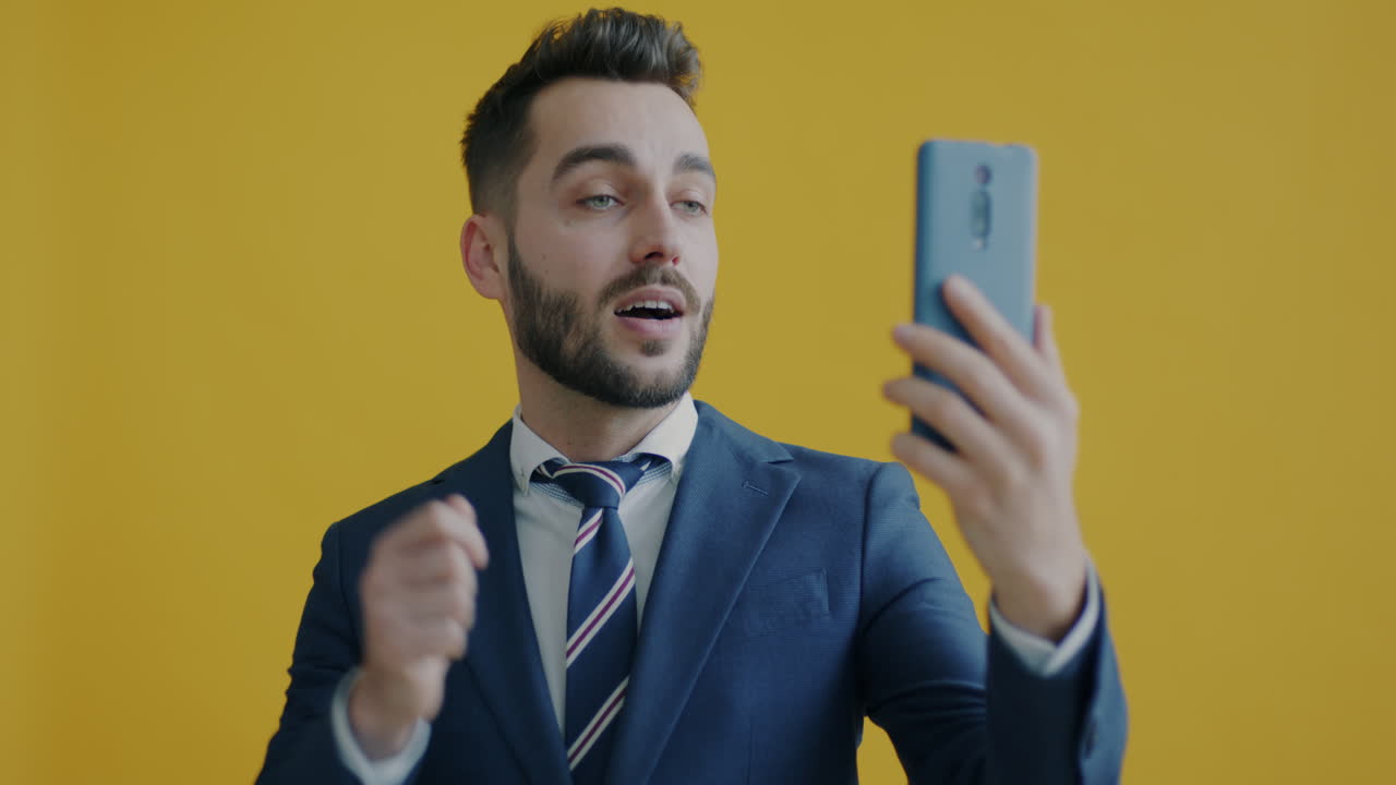Un uomo d'affari su una videoconferenza
