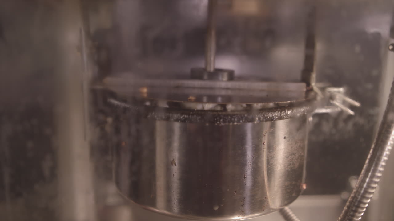 팝콘이 만들어지고, 슬로우 모션으로 팬을 터뜨리고 넘치게 합니다 - 등급이 지정되지 않음