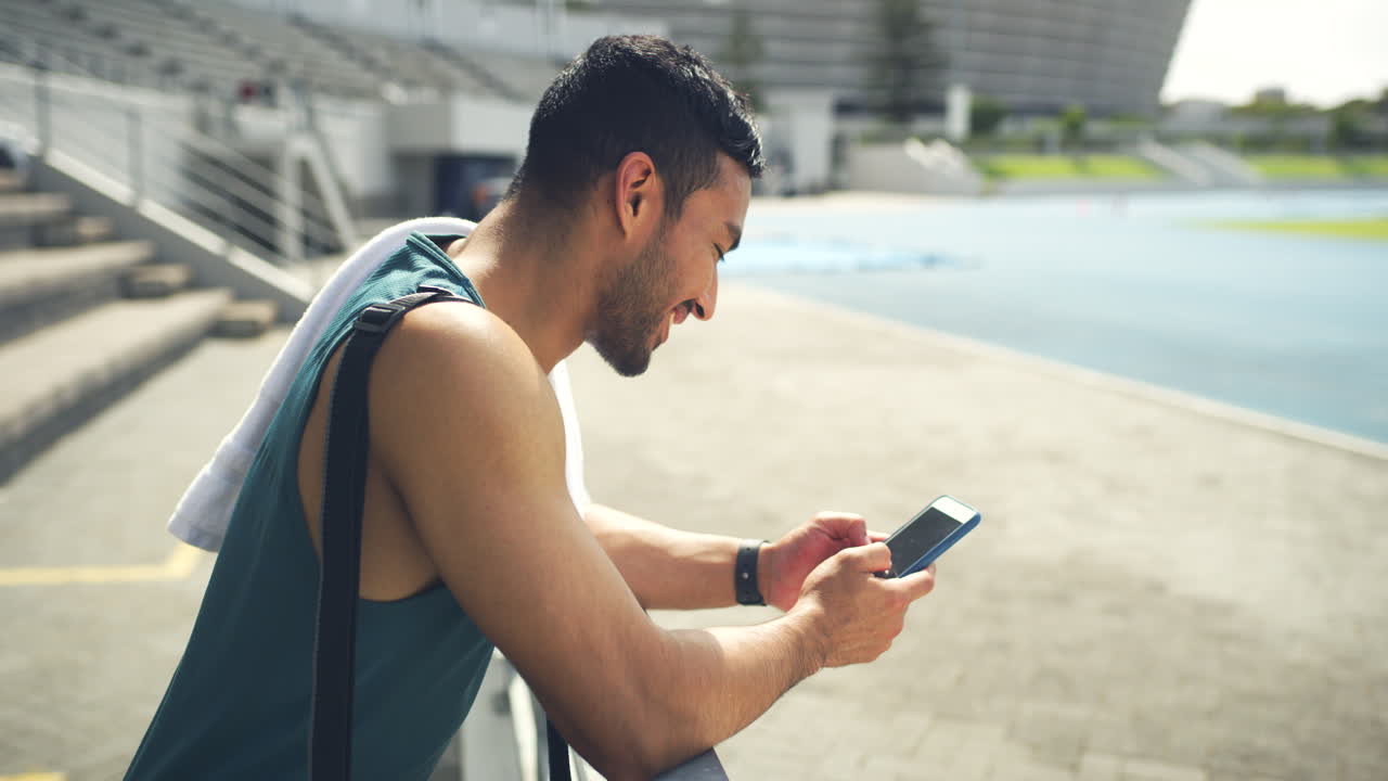 joven atleta que usa el teléfono para navegar en línea