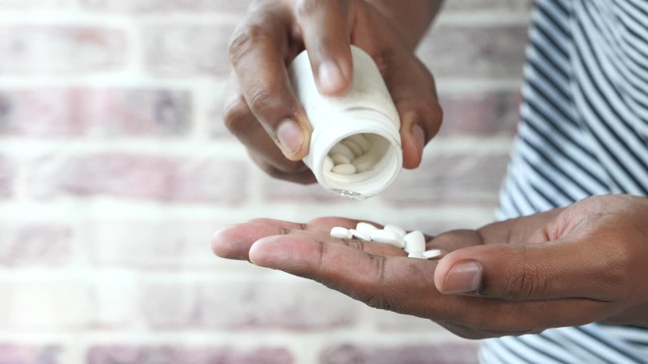 persona que toma pastillas