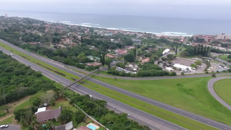 pista de drones a lo largo de una carretera en sudáfrica con la posada del océano índico al fondo