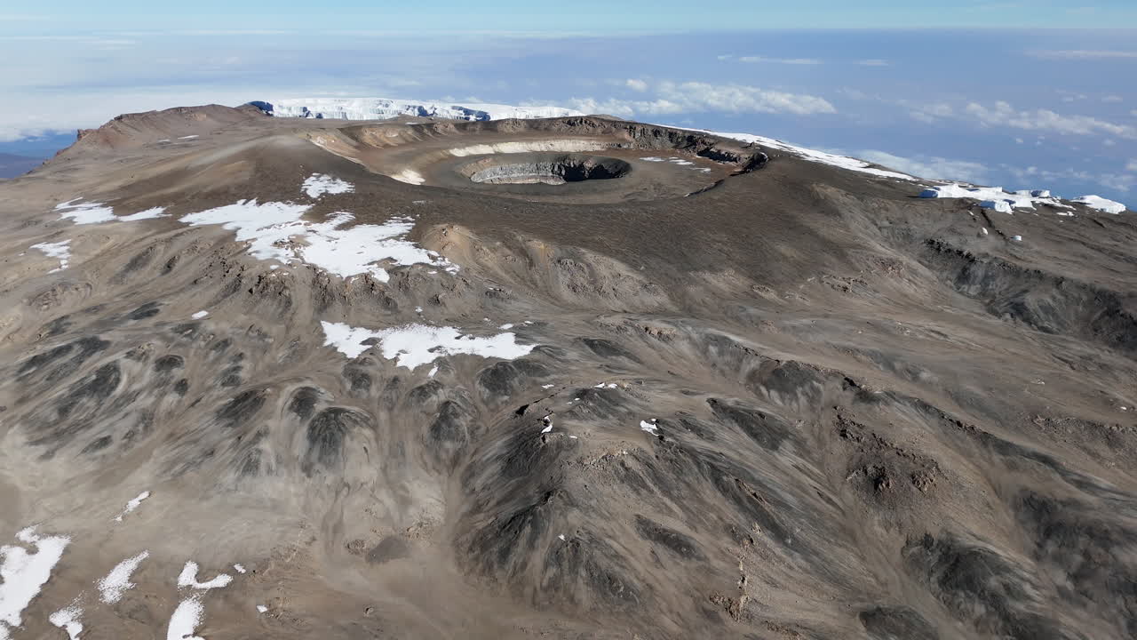 키리만자로 산의 우루루 봉우리의 드론 과 멀리 있는 화산 분화구.