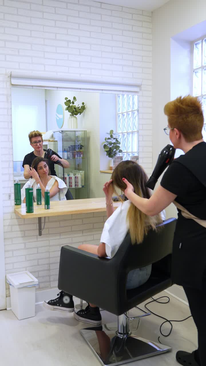 Cabeleireiro modelando o cabelo em um salão