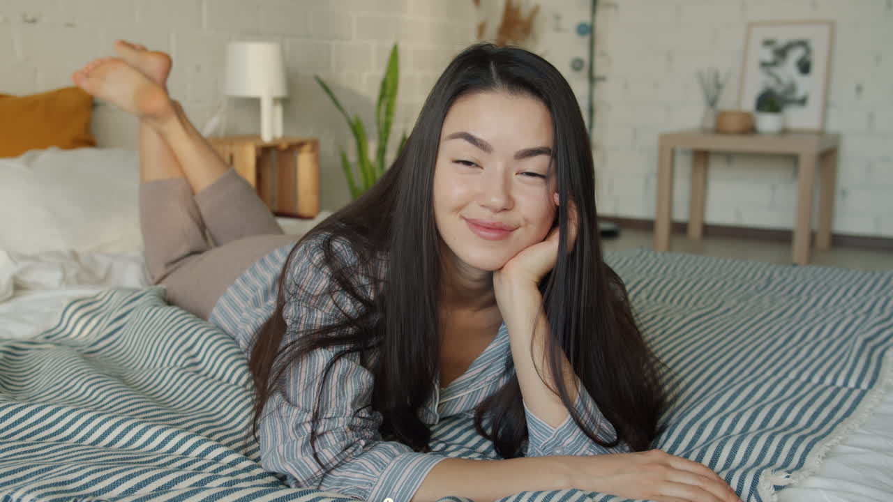 침대에 누워있는 여자