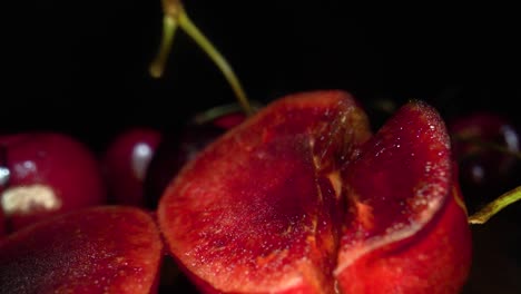 Kirschen-Halbiert-Makro-Zoom-In-Schuss-Umgeben-Von-Kirschen