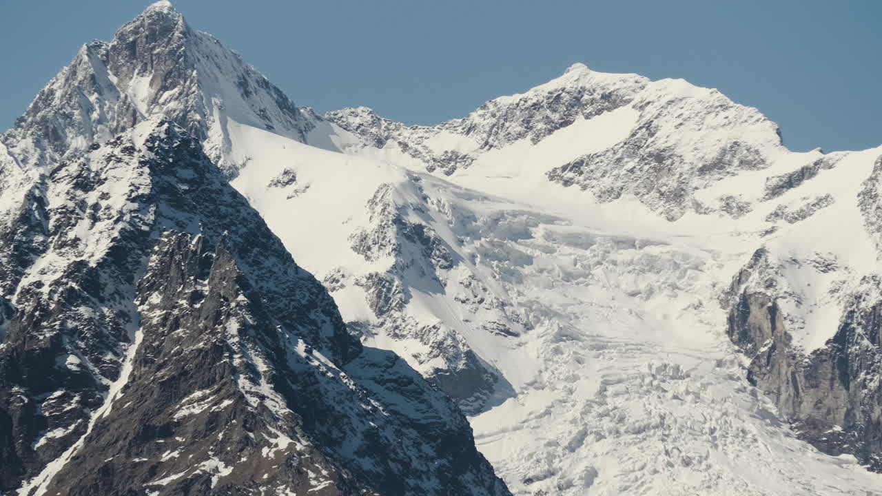 picos alpinos nevados