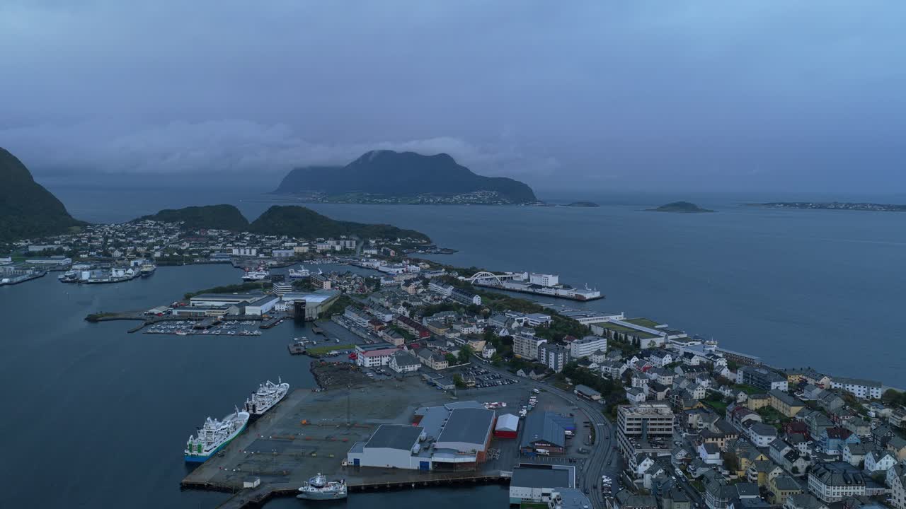 Drohnenaufnahme der farbenfrohen Stadt Ålesund mit Hafen und Fjord in Norwegen