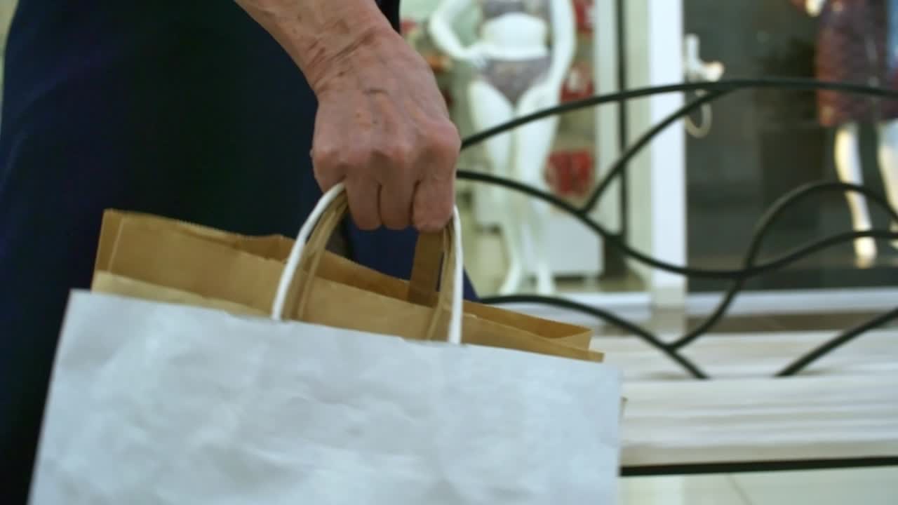 새 옷 을 담은 쇼핑 가방 을 들고 다니는 것