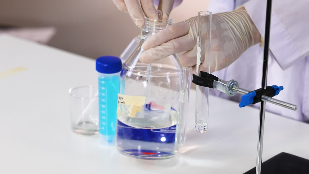 el científico lleva a cabo un experimento de reacción química