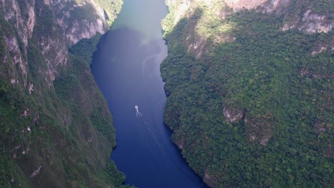 Aerial-wide-shot-of-a-boat-on-the-Grijalva-river-in-the-Sumidero-Canyon-in-Chiapas-Mexico