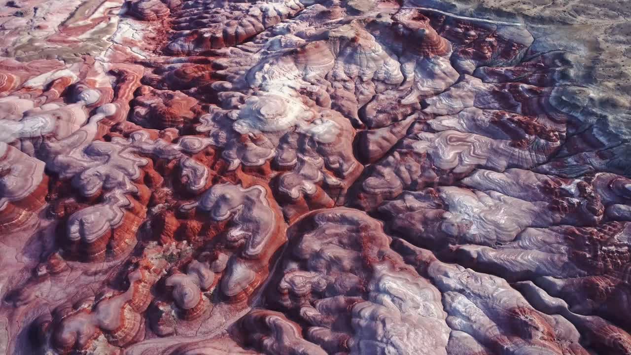 ⁇ 빛 속 에 있는 모래암 절벽 의 불균형 한 표면 의 질감 있는 배경