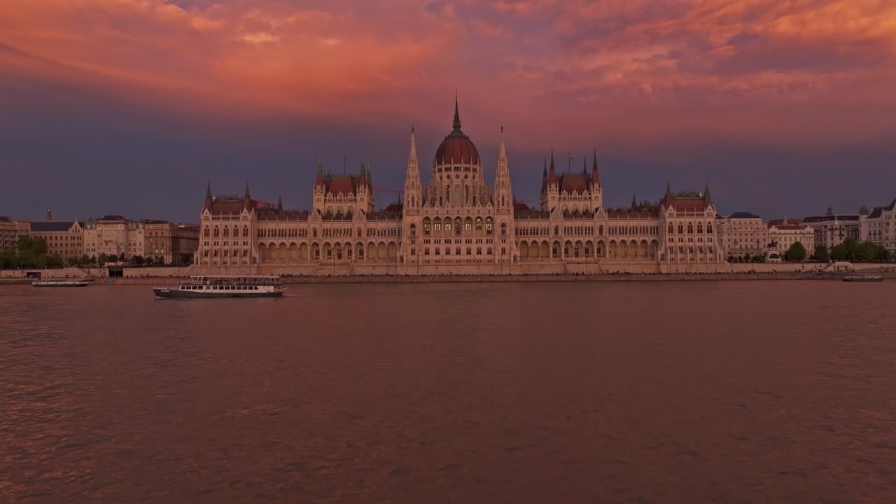 Palazzo del Parlamento Ungherese e il fiume Danubio al tramonto a Budapest.