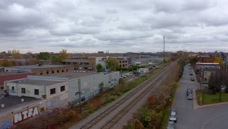 Drone-Volando-Sobre-Una-Vía-Férrea-Industrial-En-La-Ciudad-De-Montreal