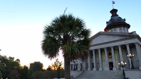 Palmera-Con-La-Casa-Del-Estado-De-Carolina-Del-Sur-Durante-El-Amanecer.