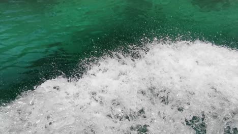 agua turquesa salpicando en un paseo en barco en los trópicos