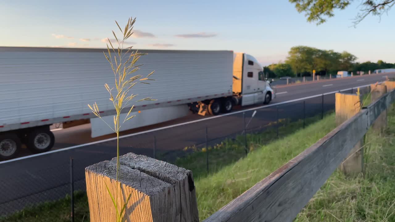 고속도로 고속도로 휴게소에서 과거 카메라를 운전하는 차량