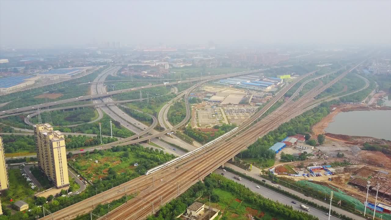 우한 시의 자동차 및 열차 교통 교차로 공중 파노라마 4k