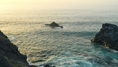 Vista-Panorámica-De-Los-Acantilados-Marinos-De-Los-Gigantes-Al-Atardecer,-Las-Olas-Del-Océano-Se-Extienden-En-Cámara-Lenta