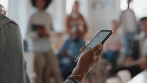 business-woman-team-leader-briefing-colleagues-in-office-meeting-using-smartphone-discussing-project-sharing-report-with-diverse-team-in-workplace