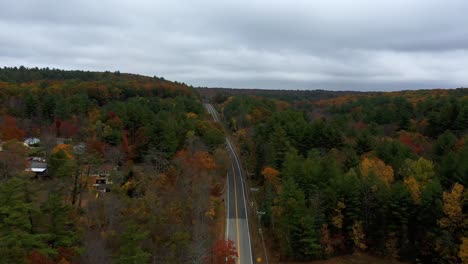 Antenne-Des-Einsamen-Autos-Auf-Der-Landstraße-Durch-Den-Wald-Im-Herbst,-Neuengland