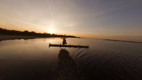 Vuelo-Aéreo-De-Drones-Sobre-Bancos-De-Arena-En-Un-Lago-Tranquilo-Que-Refleja-La-Puesta-De-Sol-Veere-Dorada