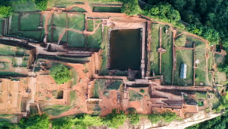 Luftbild-über-Löwenfelsen,-Sigiriya-Felsenfestung