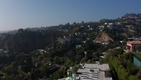 toma aérea baja de las mansiones de beverly hills que ensucian la ladera