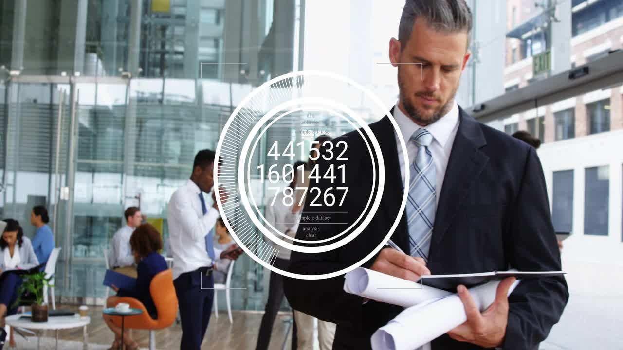 Kvinde scroller på tablet i lobbyen, styrer et HUD, der opdaterer forretningsdata, mens en professionel redigerer planer.