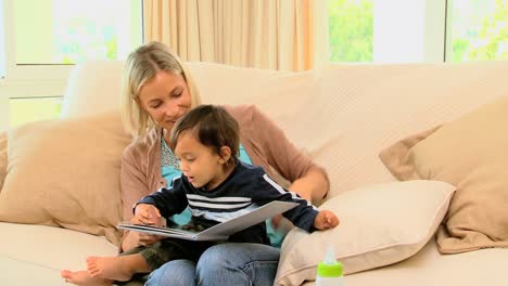 madre leyendo a su hijo
