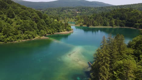 increíble vista del hermoso parque nacional de los lagos de plitvice con muchas plantas verdes y hermosos lagos