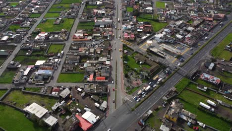 Belebte-Kreuzung-Machachi-Panamerican-South-E35-Autobahn-Ecuador-Luftaufnahme