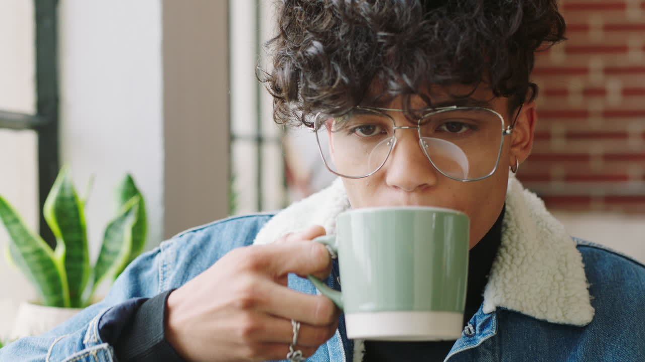 diseñador, bebiendo café y pensando por la ventana