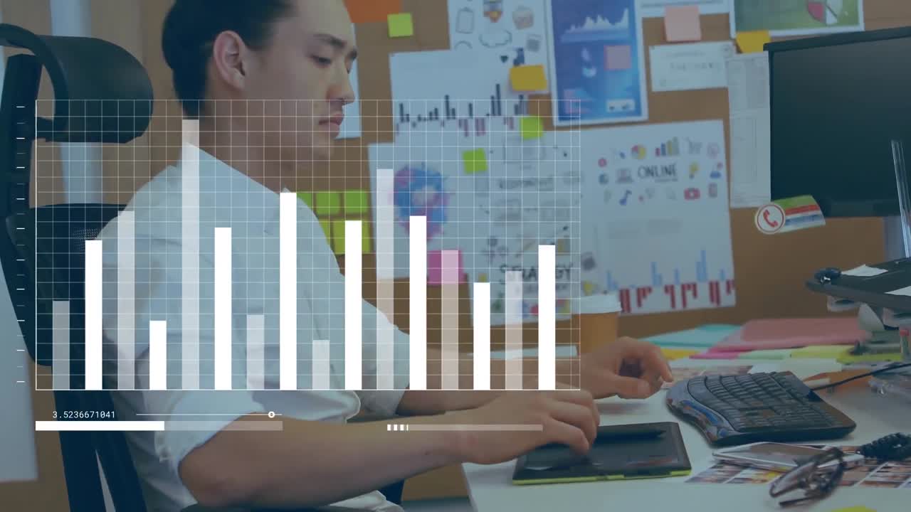 animación de procesamiento de datos sobre diseñador gráfico masculino asiático usando tableta gráfica en la oficina.