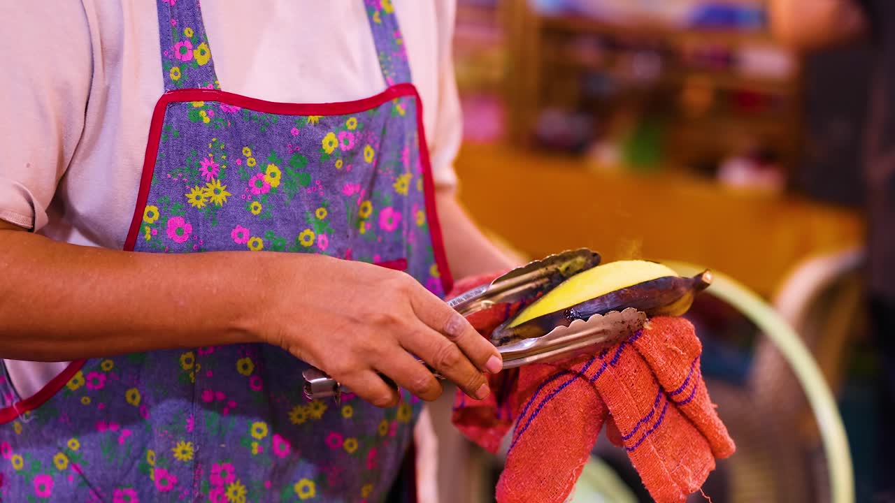 preparando plátanos a la parrilla con salsa de coco