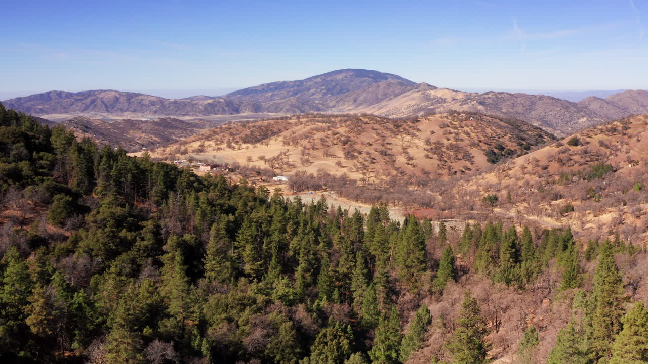 vista aérea de la cordillera tehachapi y el bosque de pinos en otoño
