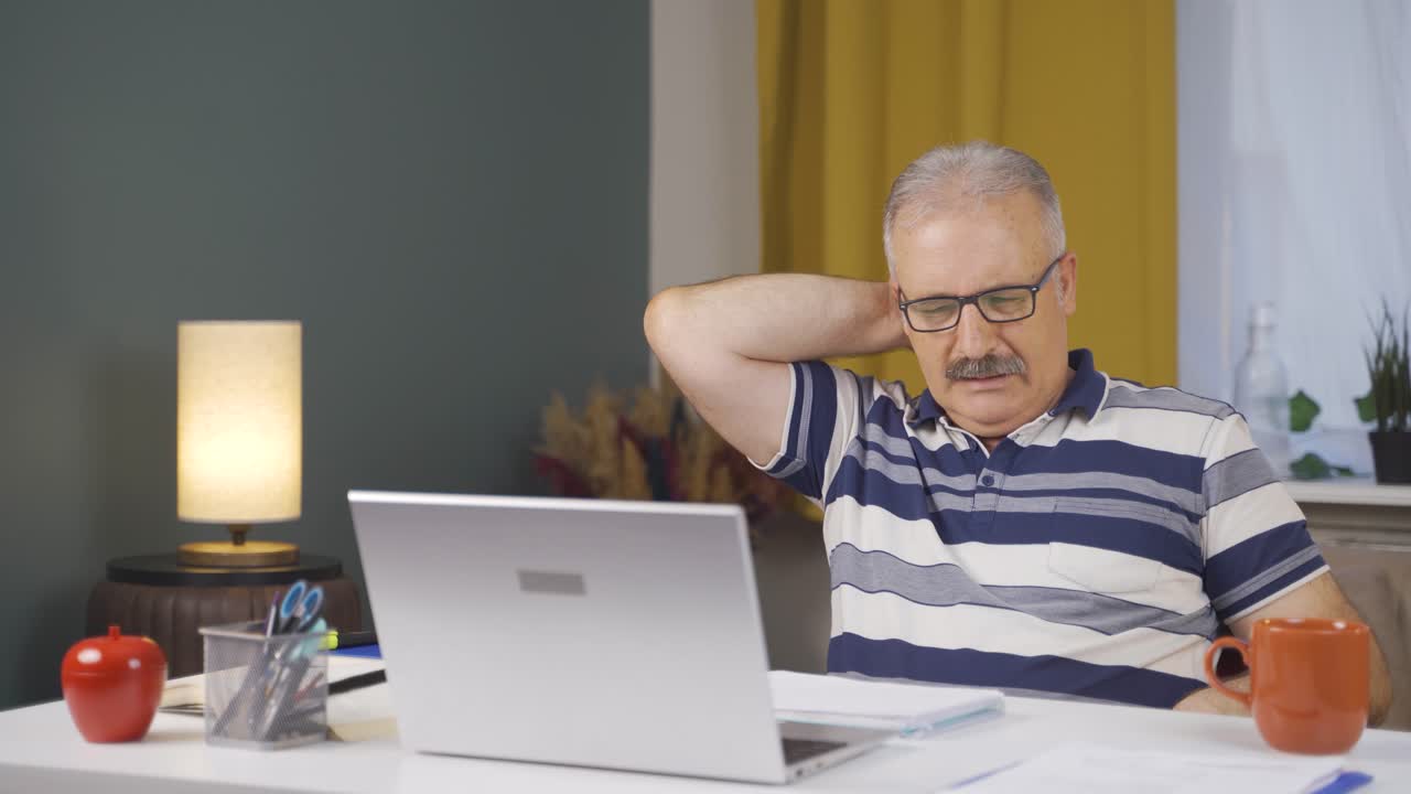 el trabajador de oficina en casa se siente bien físicamente.