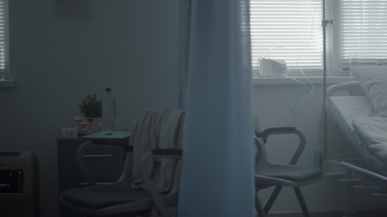 병원 극장에서 빈 응급실 침대. 현대적인 의료 장비 인테리어