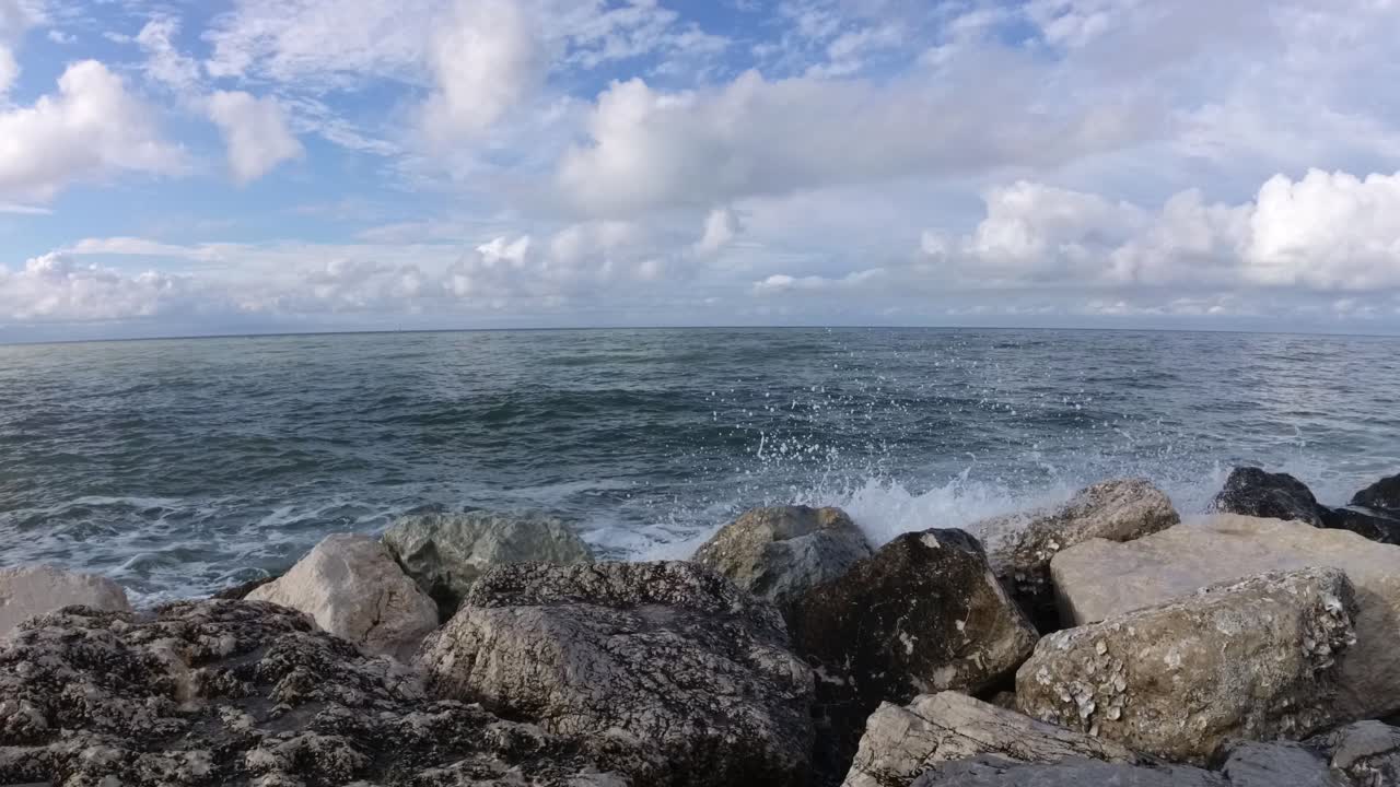 Onde marine che lavano la diga foranea. Ripresa al rallentatore