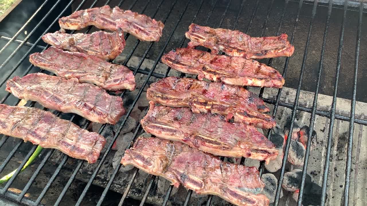 costillas a la barbacoa coreana cocinando sobre una parrilla de carbón