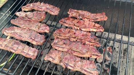 Costillas-A-La-Barbacoa-Coreana-Cocinando-Sobre-Una-Parrilla-De-Carbón