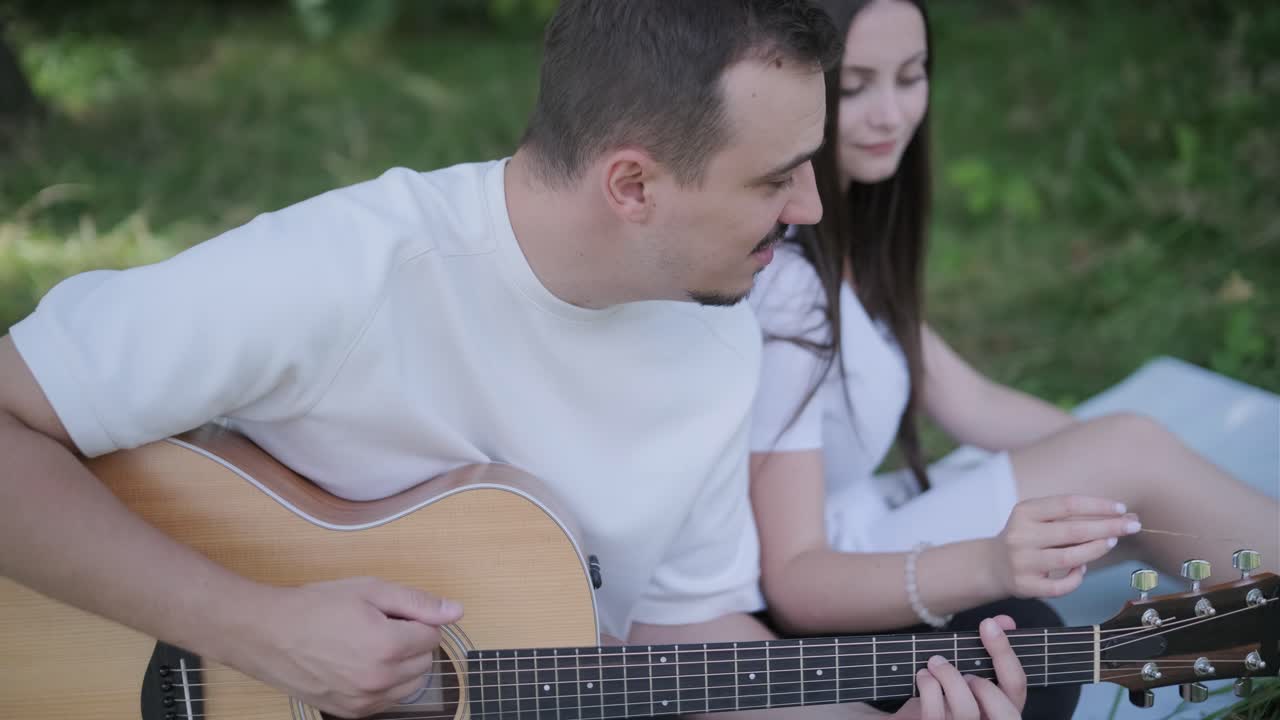 persona que toca una guitarra acústica
