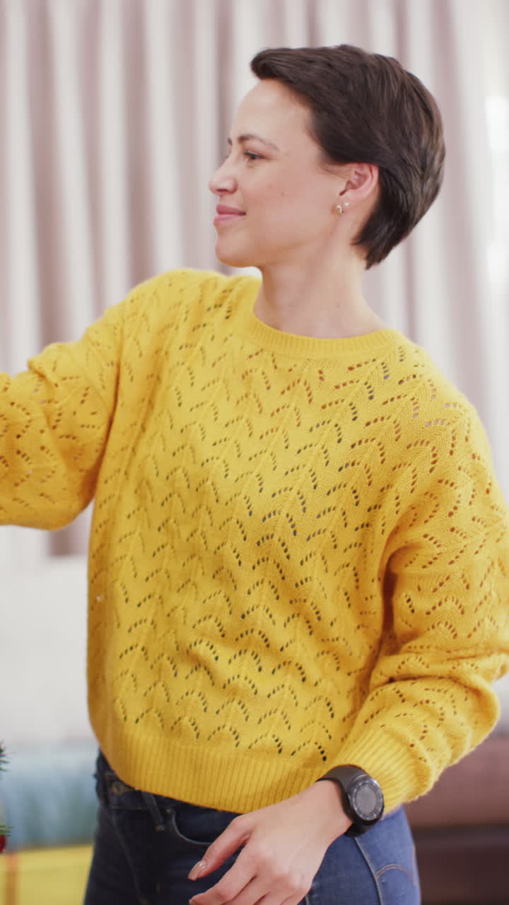 video vertical de una feliz pareja caucásica en casa