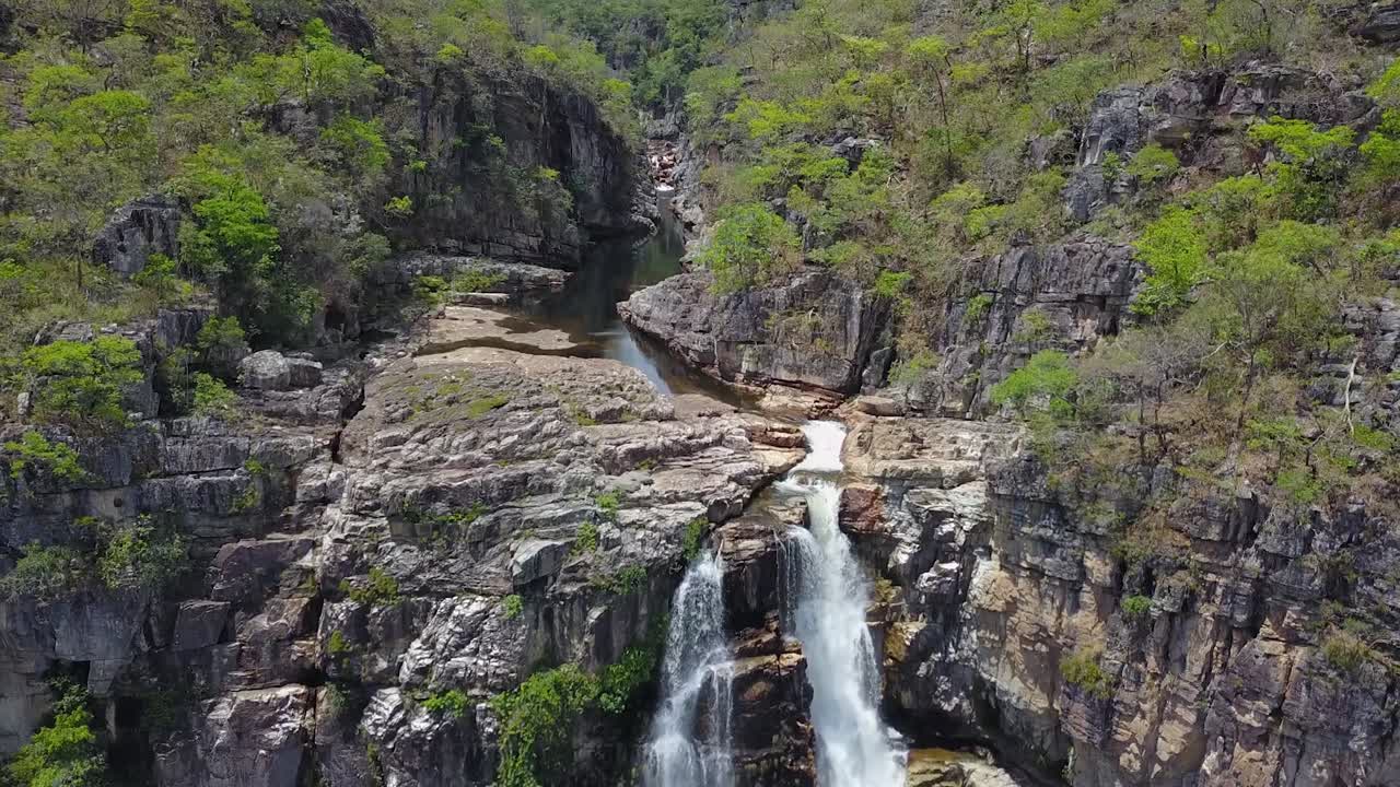 clip de drone inclinado hacia abajo en cascada - chapada dos veadeiros, patrimonio natural mundial, brasil