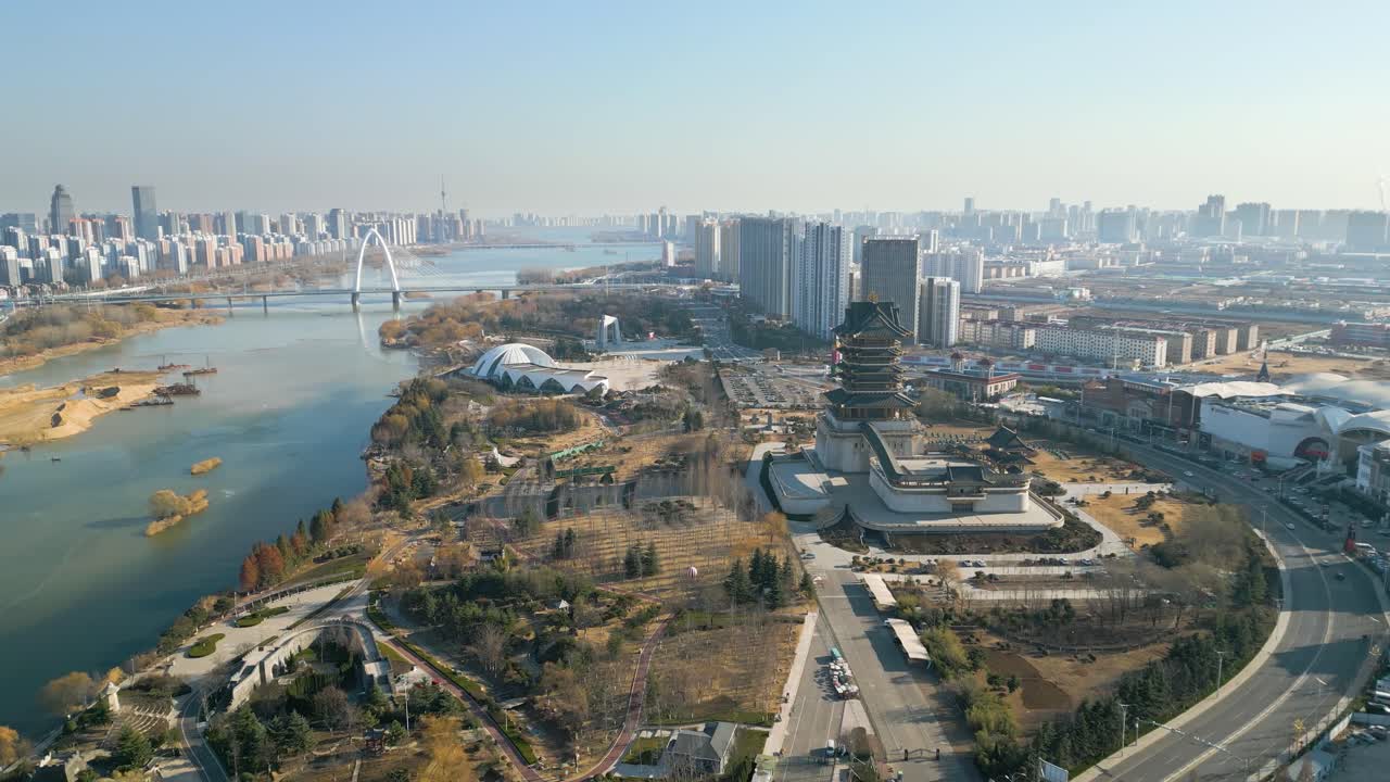 vista aérea del centro de linyi en la provincia de shandong, china con el río benghe y el museo de arte en el fondo del horizonte de la ciudad