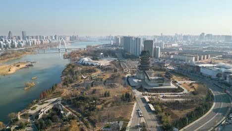 Vista-Aérea-Del-Centro-De-Linyi-En-La-Provincia-De-Shandong,-China-Con-El-Río-Benghe-Y-El-Museo-De-Arte-En-El-Fondo-Del-Horizonte-De-La-Ciudad