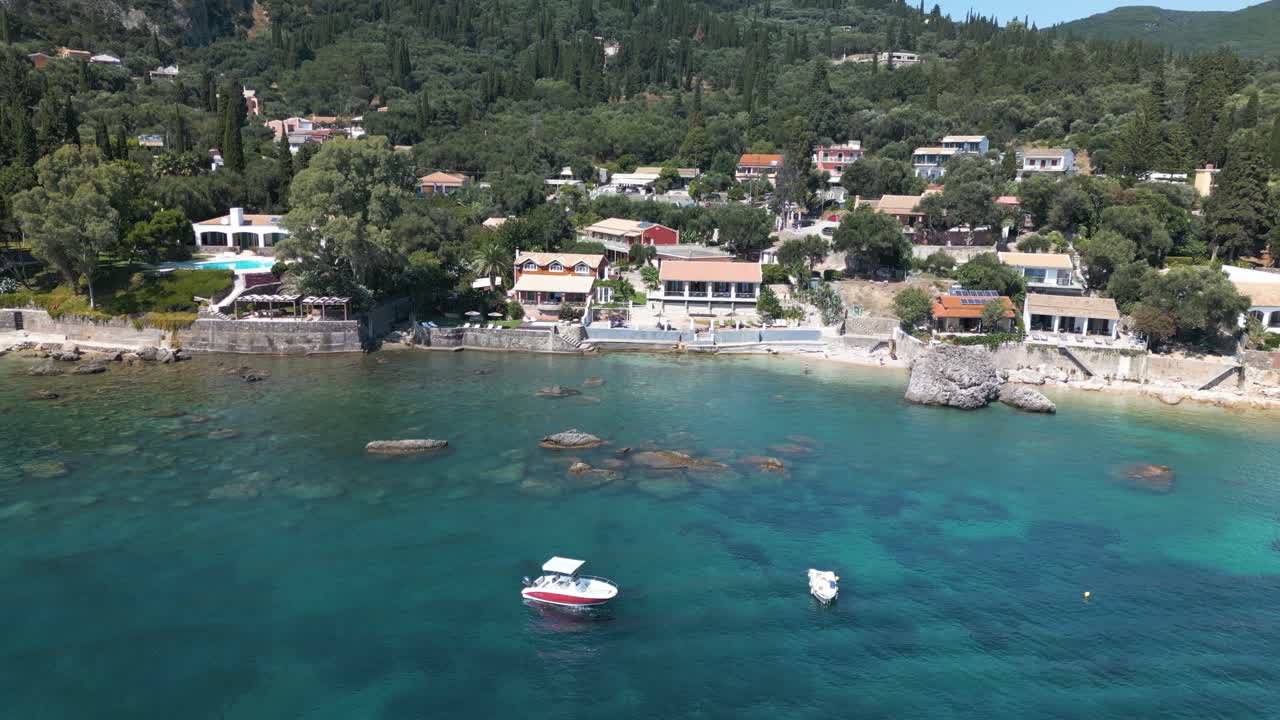 drone en órbita filmado sobre una pintoresca playa en una isla griega